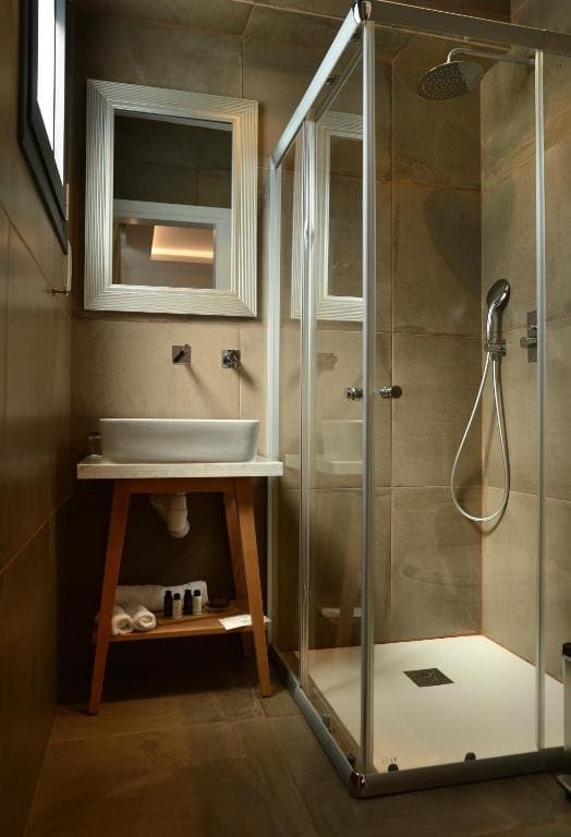 Standard Double or Twin Room with Balcony room - Image 3