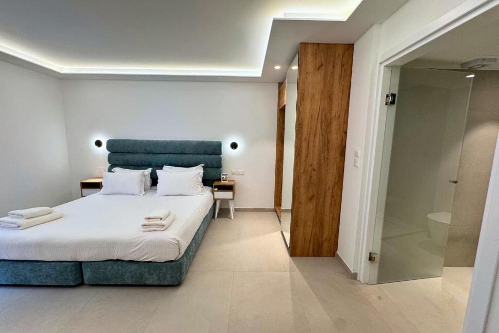 Deluxe Double or Twin Room with Balcony room - Image 2