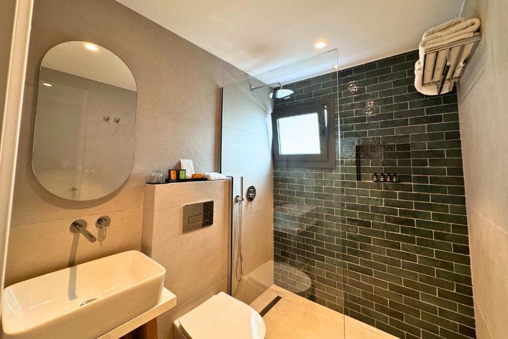 Deluxe Double or Twin Room with Balcony room - Image 3