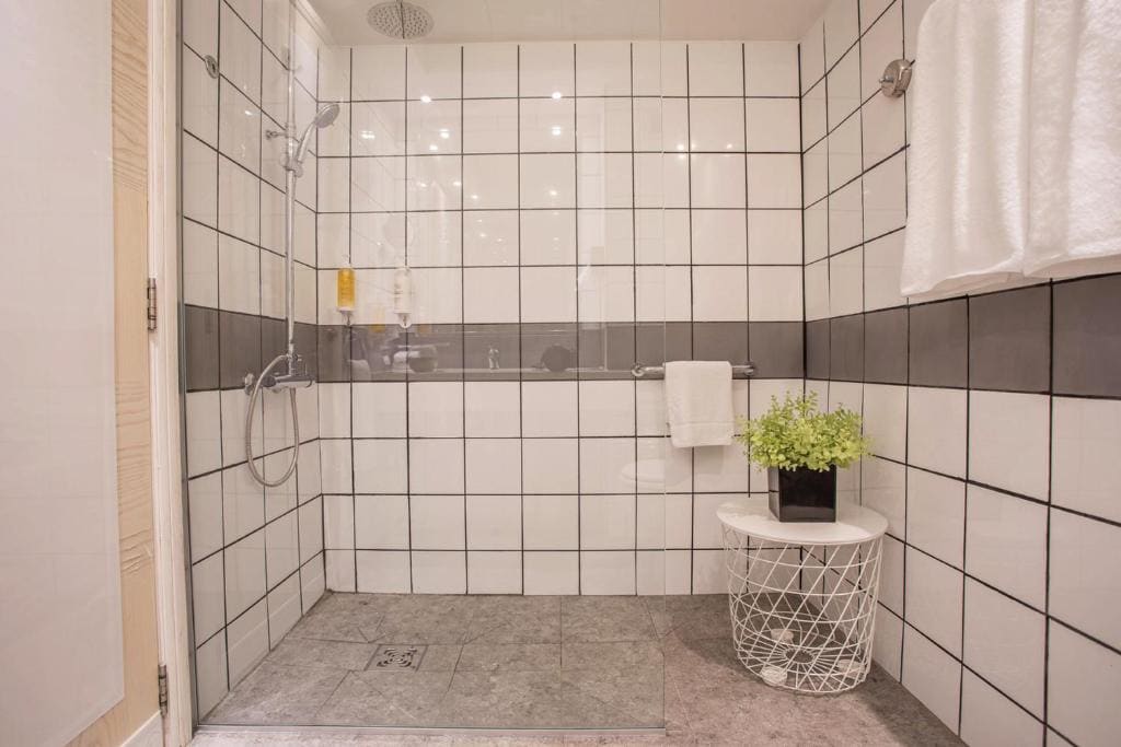 Premium King Room with Balcony, Sea View and Walk-In Shower room - Image 1