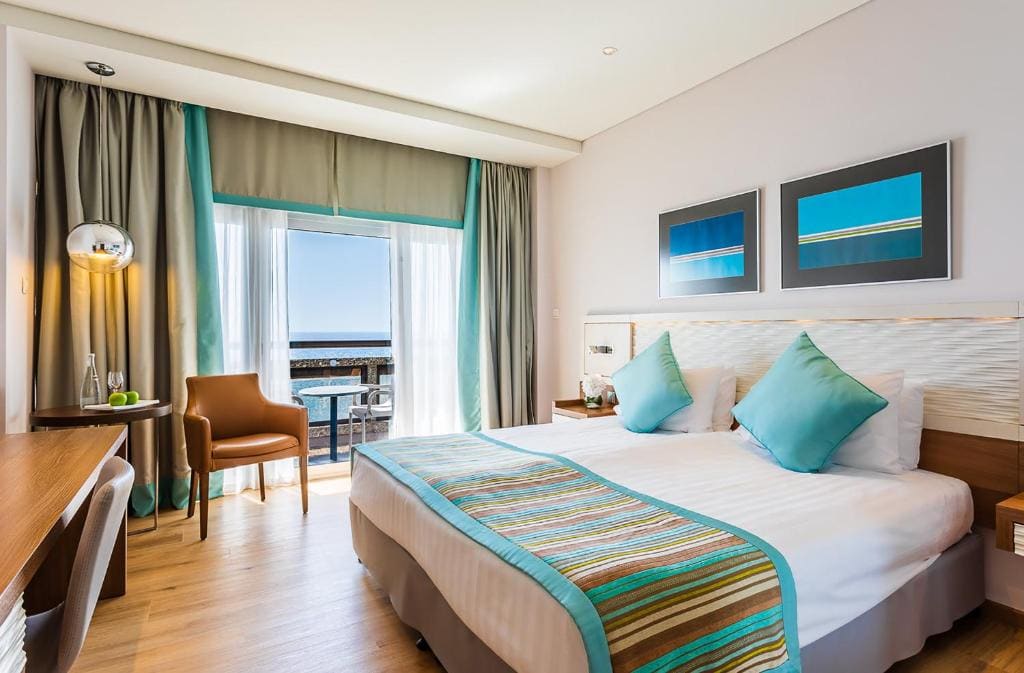 Premium King Room with Balcony and Sea View room - Image 2