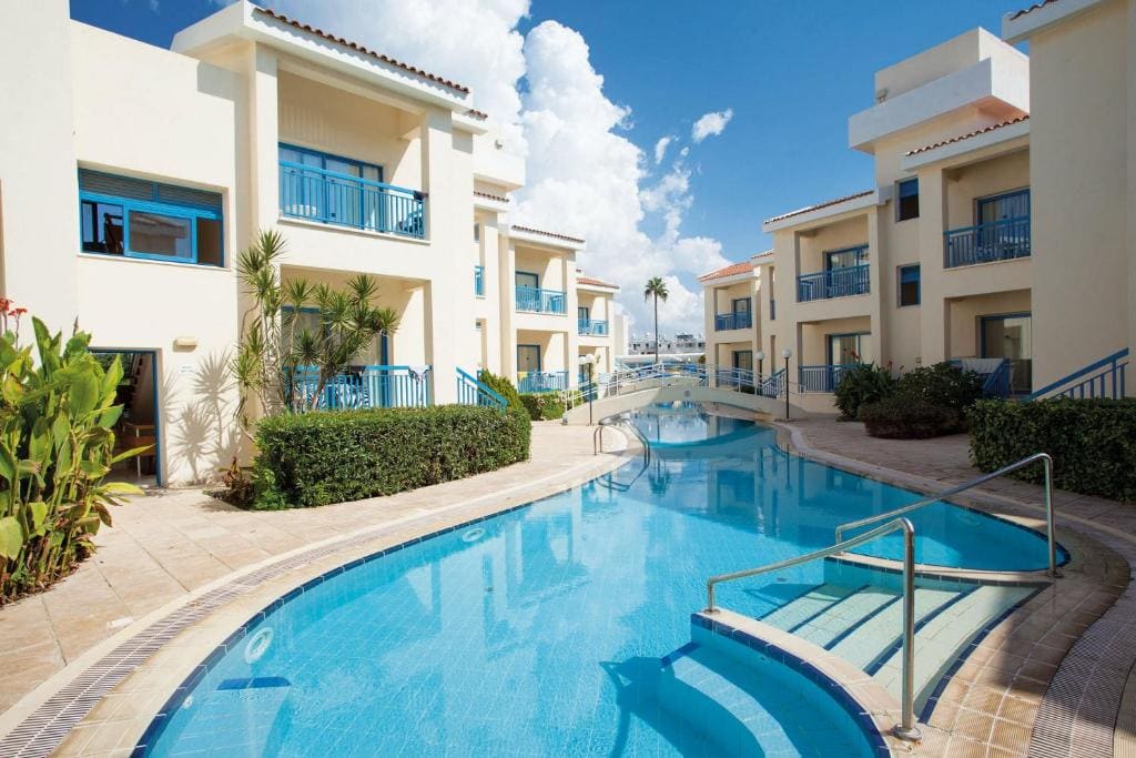 Superior Twin Room with Pool View room - Image 2