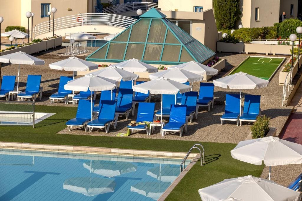 Standard Triple Room with Pool View room - Image 2