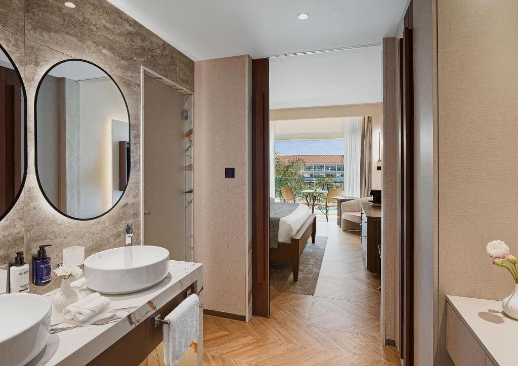 Deluxe Superior Room Pool and Sea View (18+ years old) room - Image 2