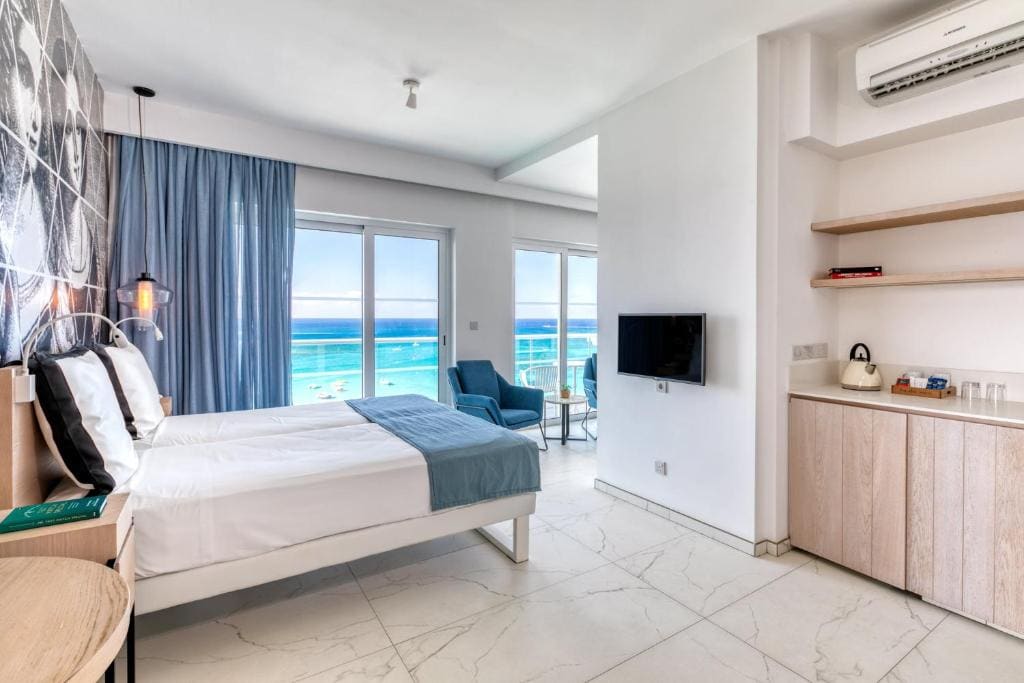 Studio with Sea View - Double Bed room - Image 3