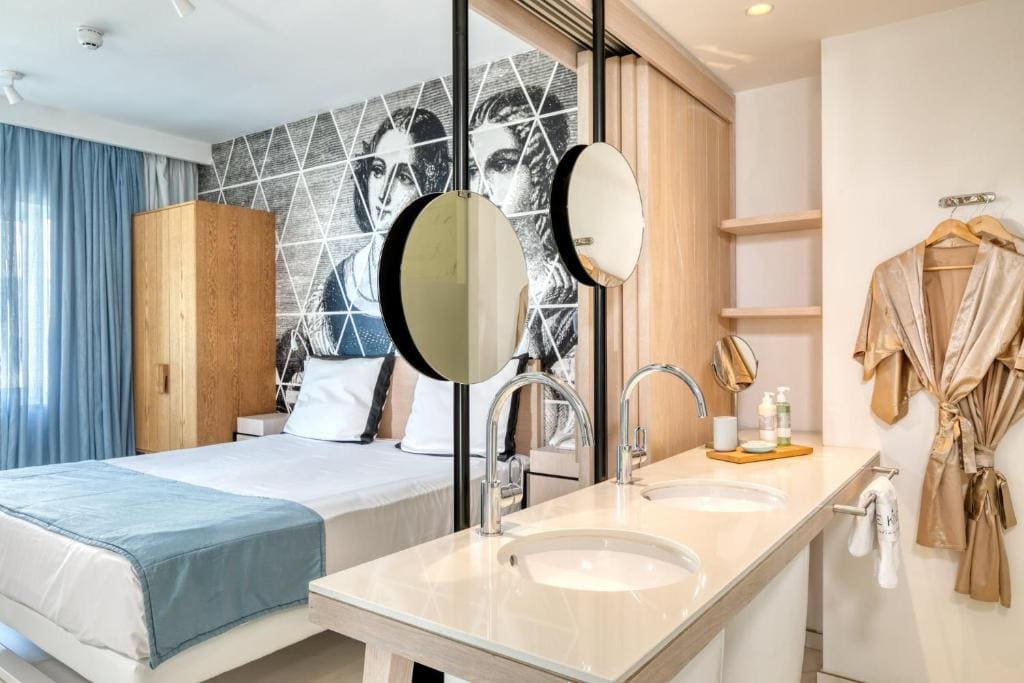 One-Bedroom Suite with Limited Sea View Double Bed room - Image 2