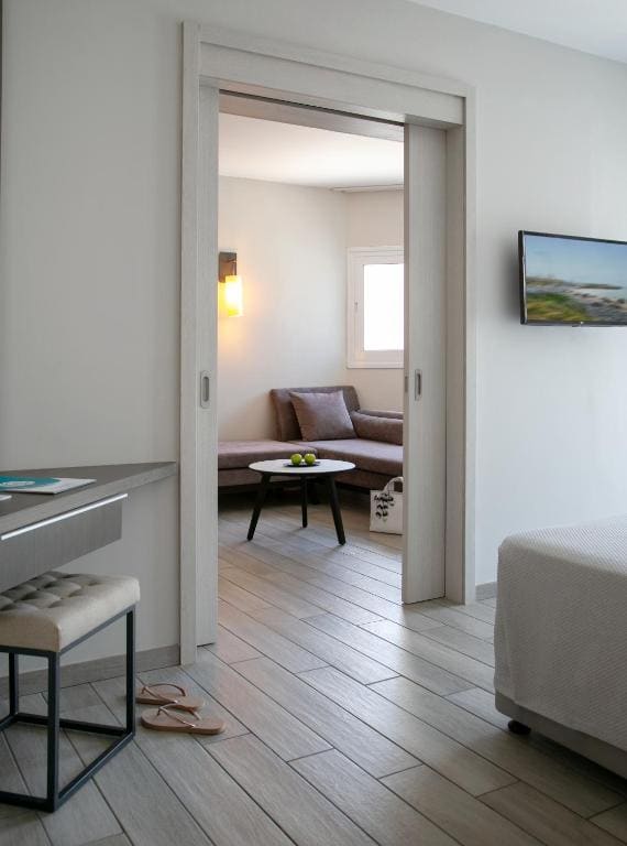 One Bedroom Suite - Limited Sea View room - Image 3
