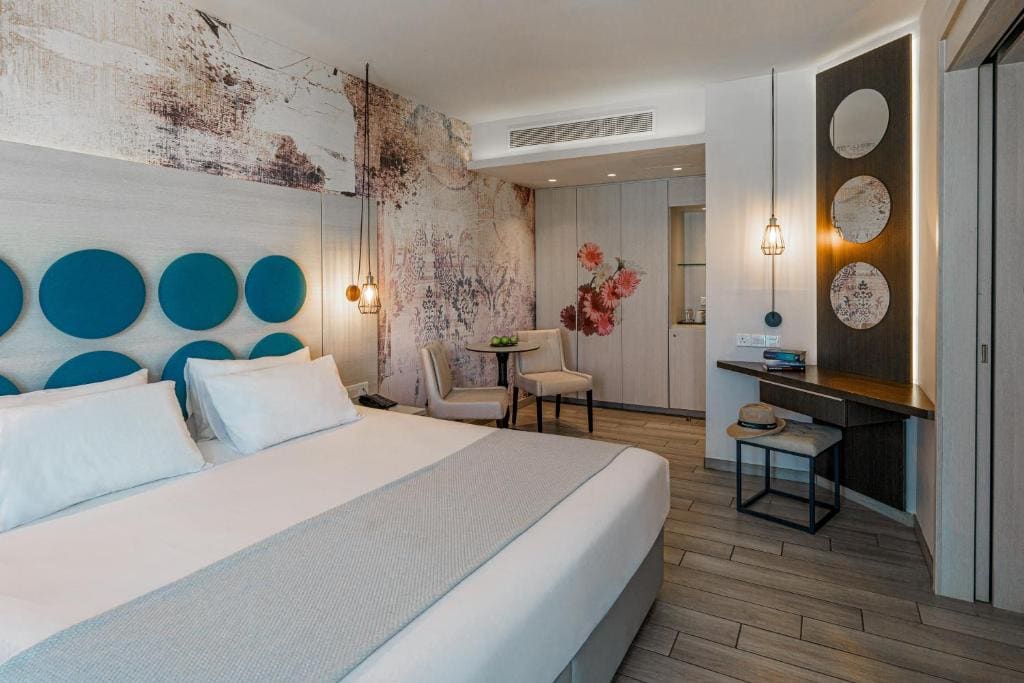 One Bedroom Suite - Limited Sea View room - Image 2