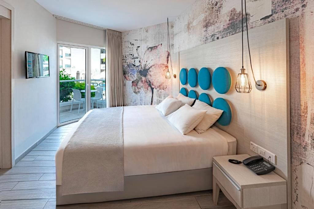 One Bedroom Suite - Pool View room - Image 1