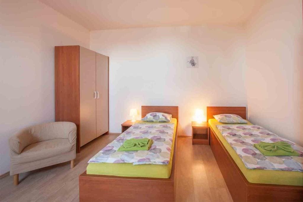 Triple Room with Shared Bathroom room - Image 3