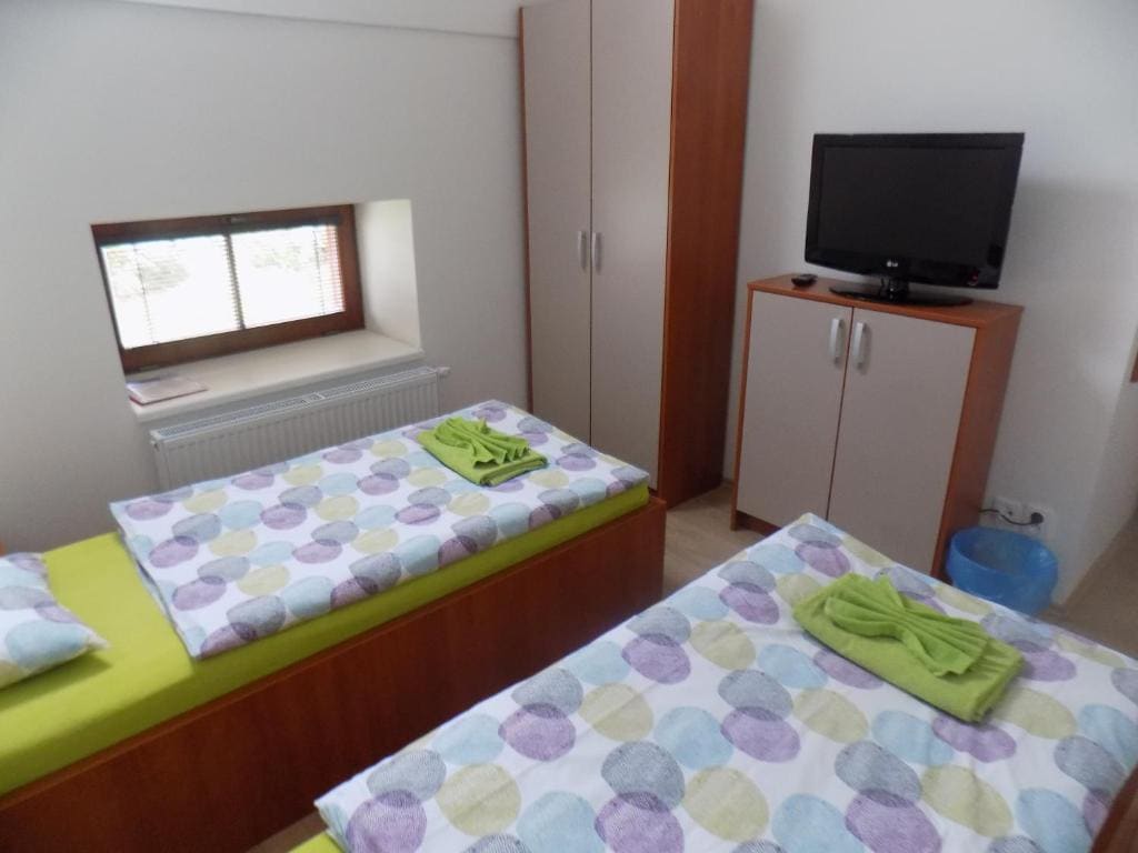 Twin Room with Shared Bathroom room - Image 2