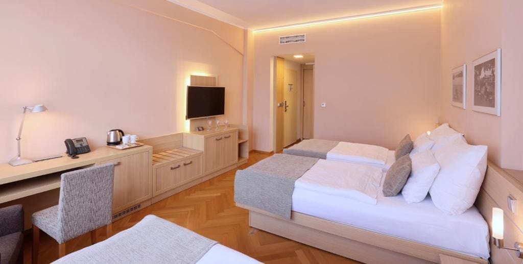 Deluxe Triple Room room - Image 3