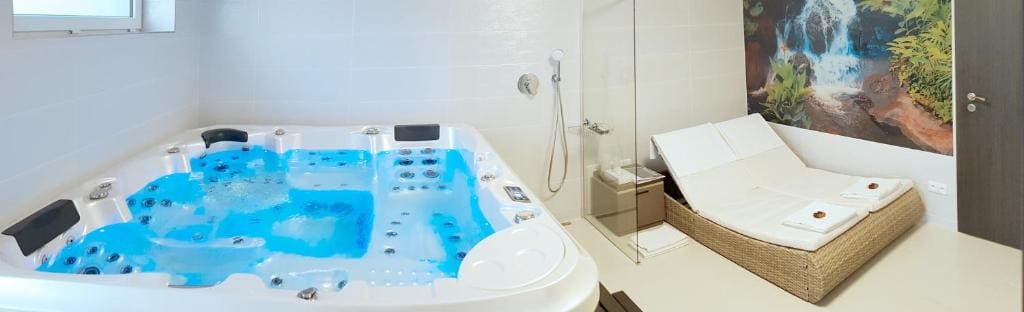 King Suite with Spa Bath room - Image 2