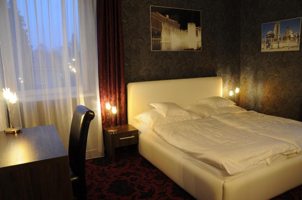 King Studio with Sofa Bed room - Image 3