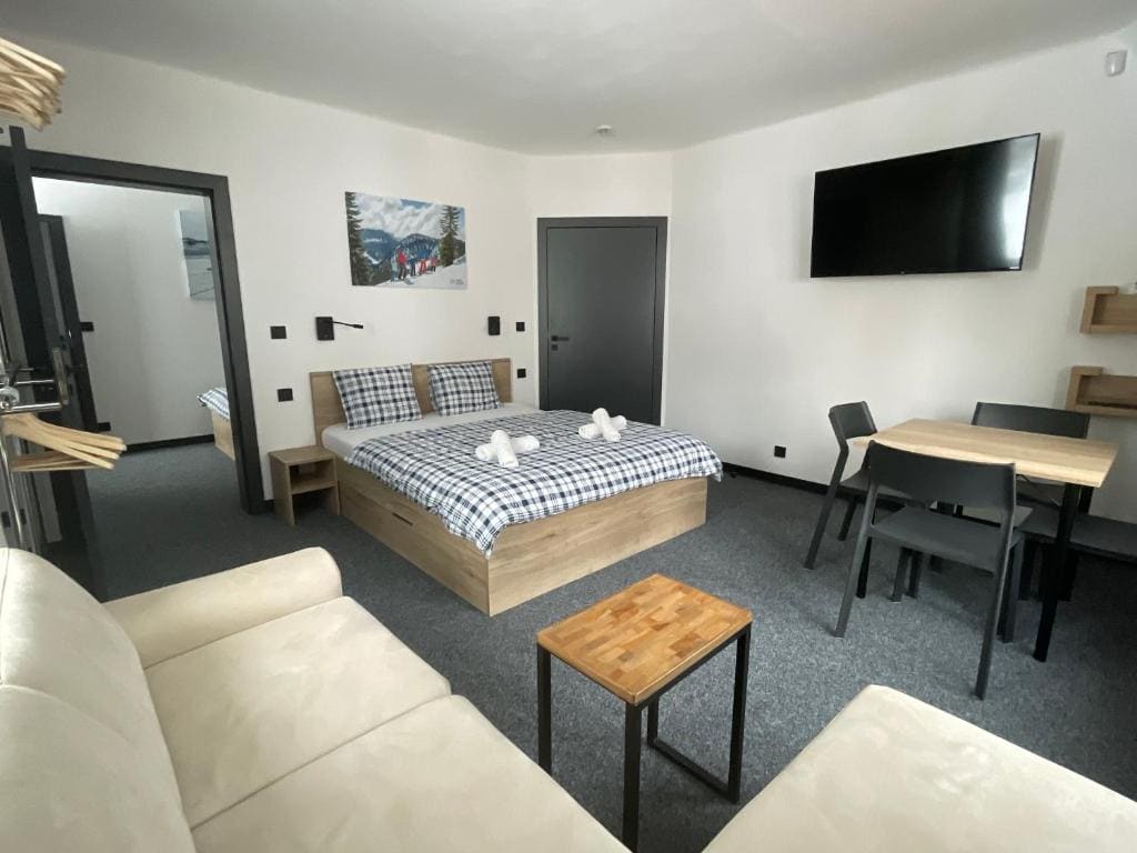 Family Room with Balcony room - Image 3