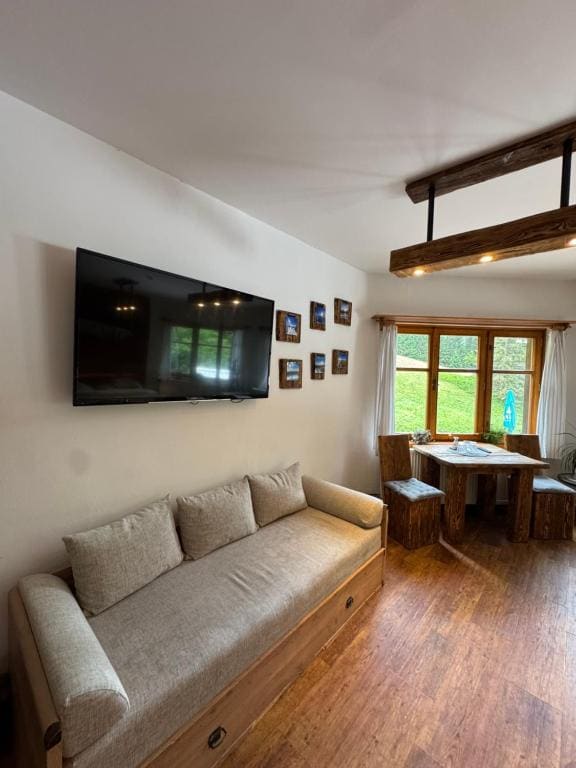 Deluxe One-Bedroom Apartment with Garden View room - Image 2