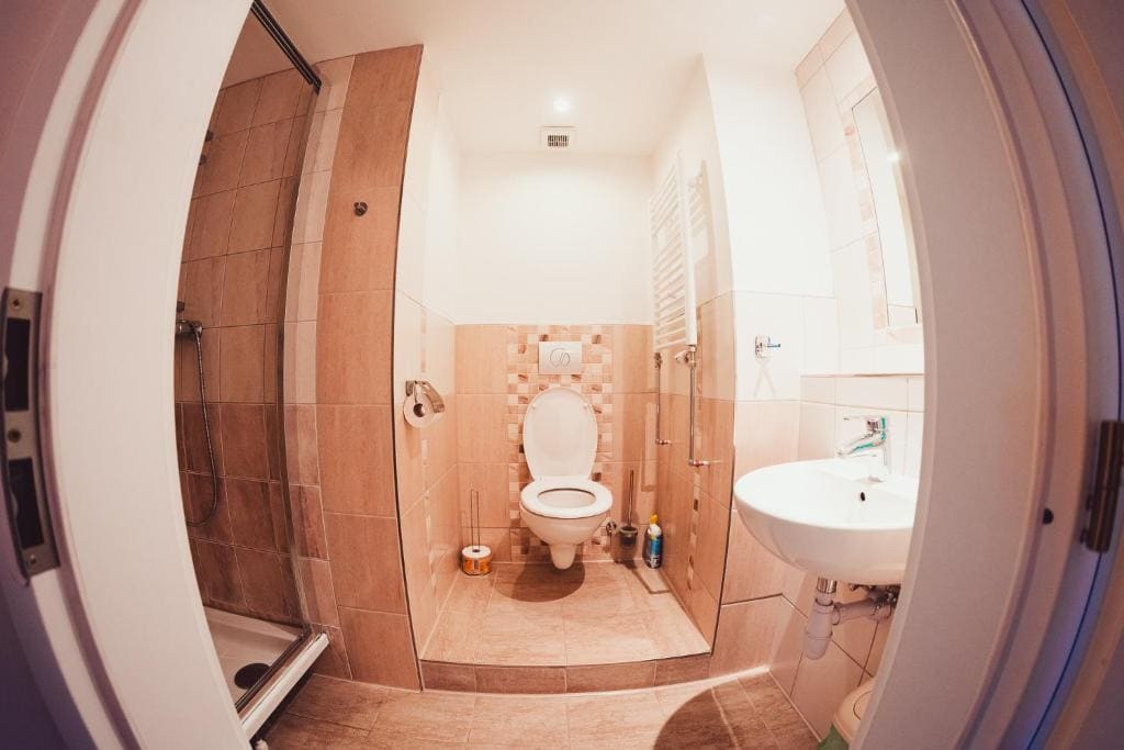 Family Room with Private Bathroom room - Image 3