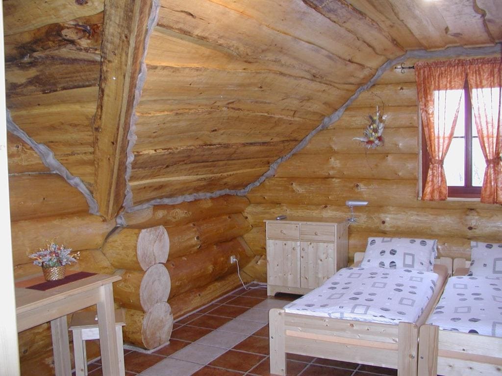 Twin Room with Shared Bathroom room - Image 3