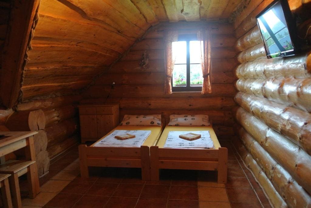 Twin Room with Shared Bathroom room - Image 2