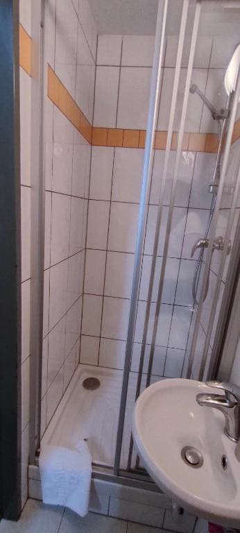 Triple Room with Bathroom room - Image 2