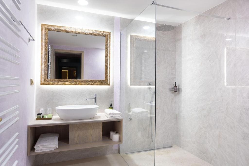 Deluxe Double or Twin Room with Balcony room - Image 2