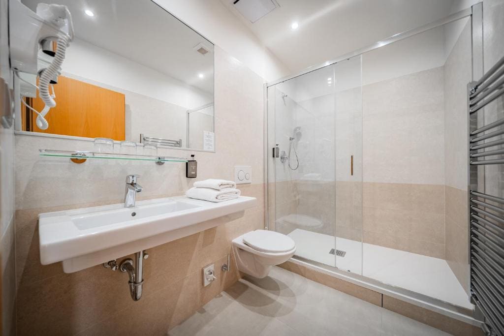 Standard Double or Twin Room room - Image 2