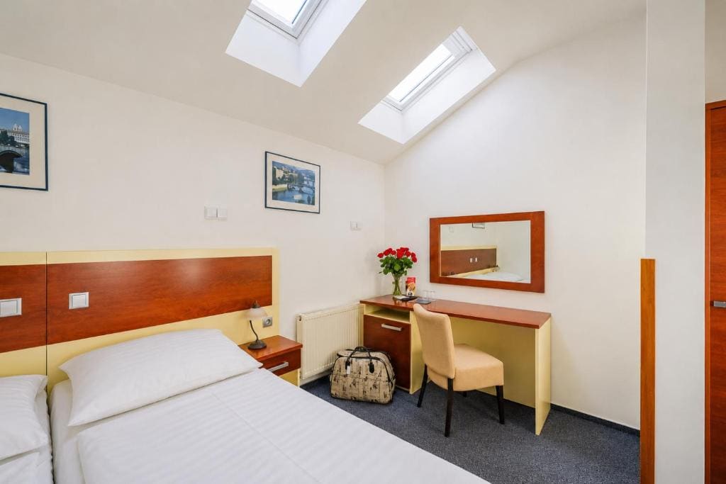 Standard Triple Room room - Image 1