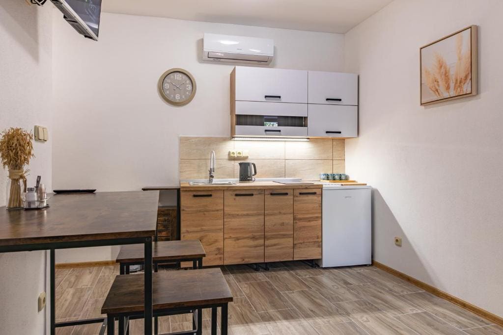 Deluxe One-Bedroom Apartment with City View room - Image 2