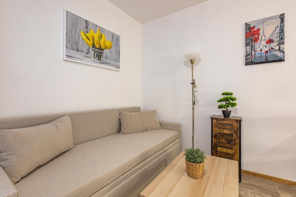 Deluxe One-Bedroom Apartment with City View room - Image 1