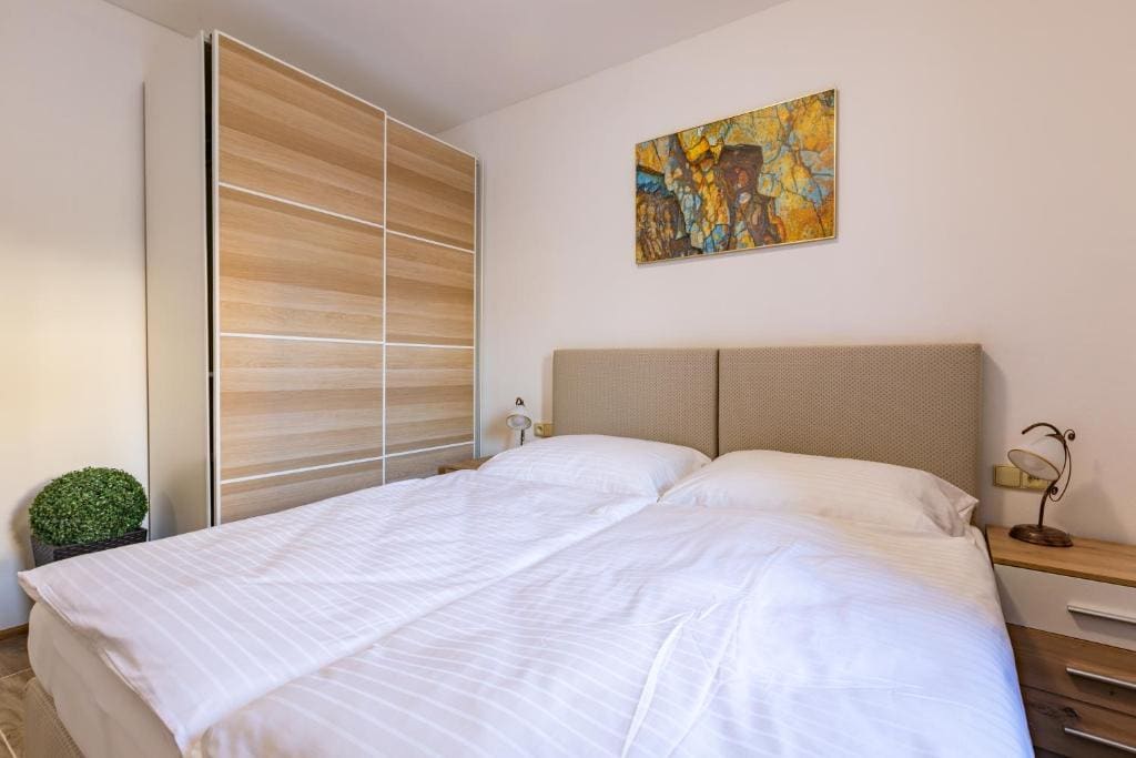Deluxe One-Bedroom Apartment room - Image 1