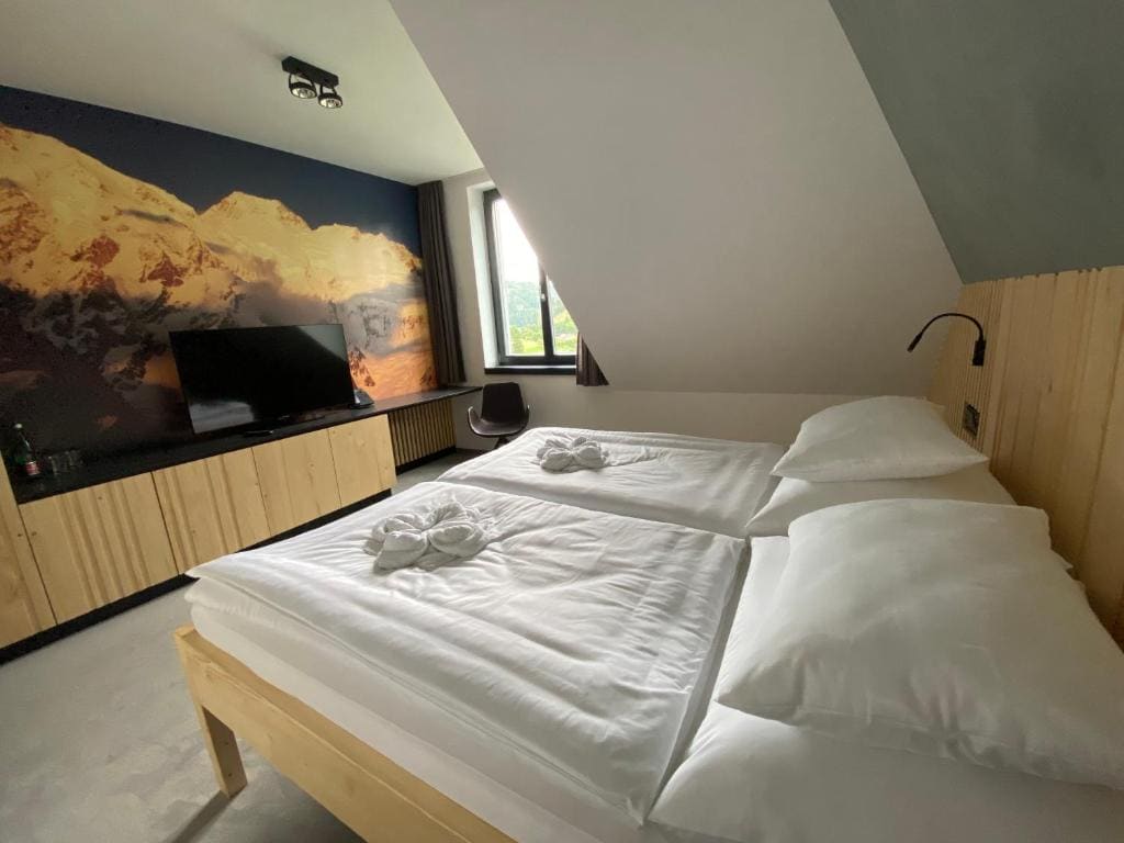 Deluxe Double Room with Bath room - Image 2