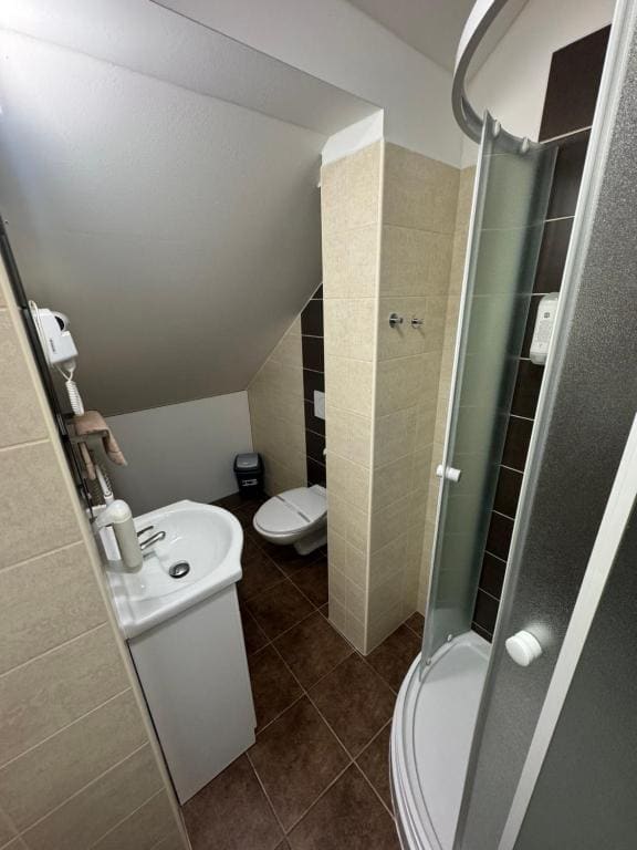 Small Twin Room room - Image 3