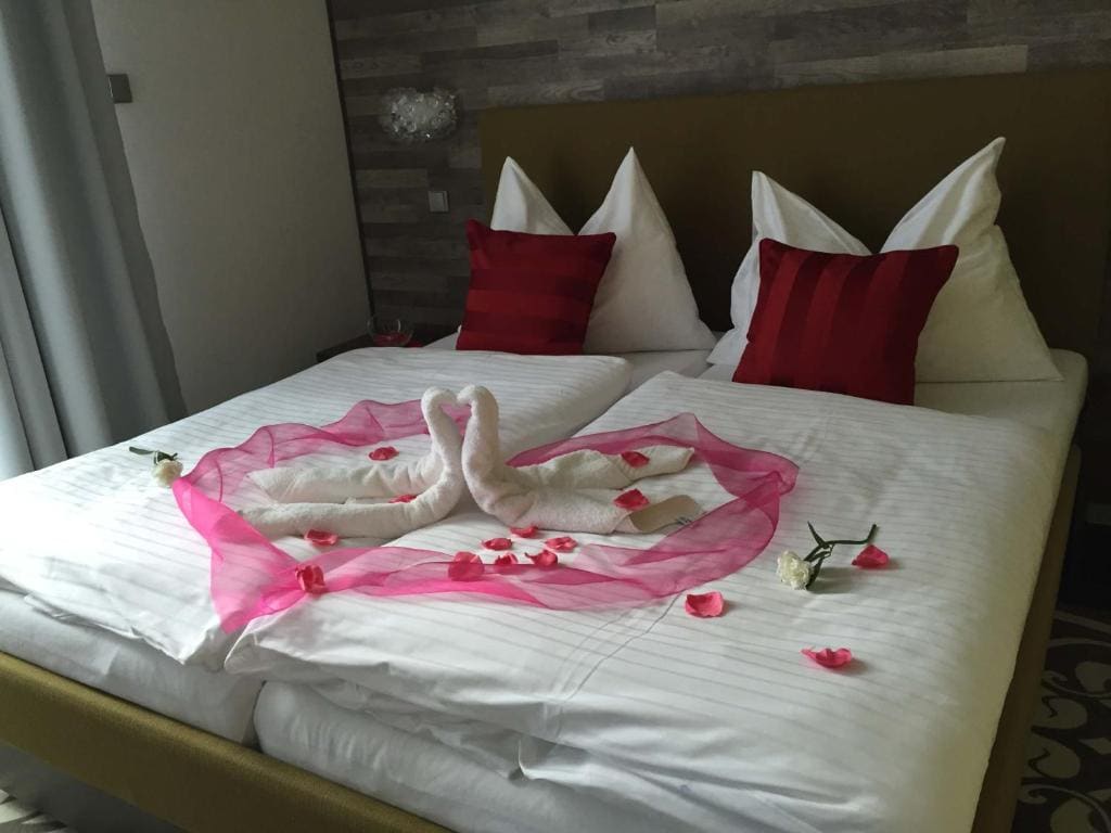 Deluxe Queen Room room - Image 1