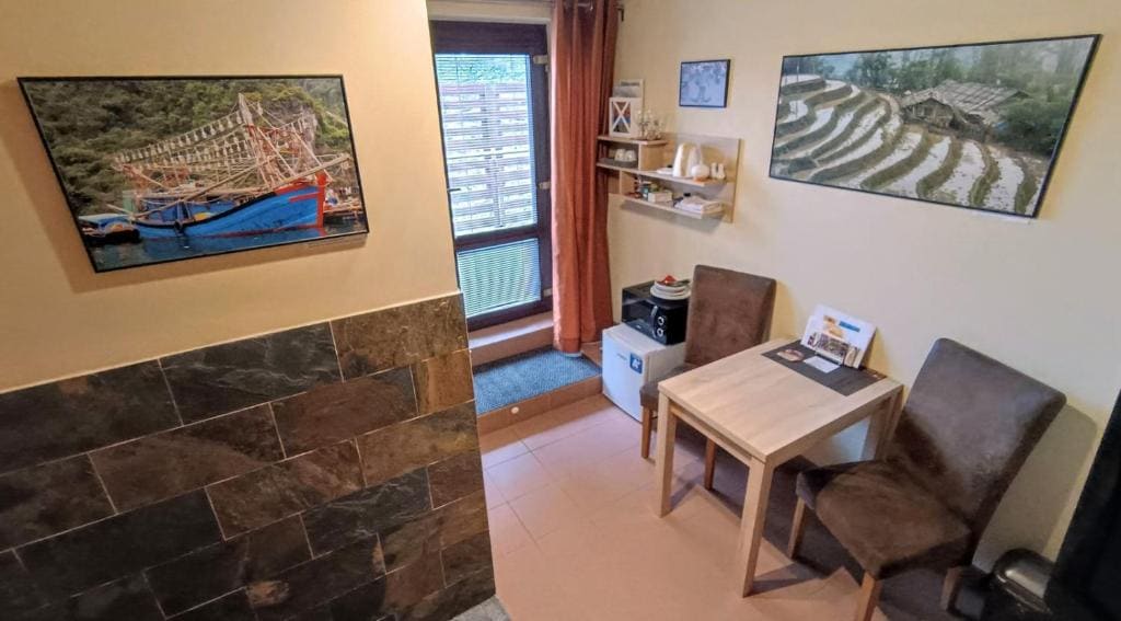 Deluxe Double Room with Shower room - Image 3