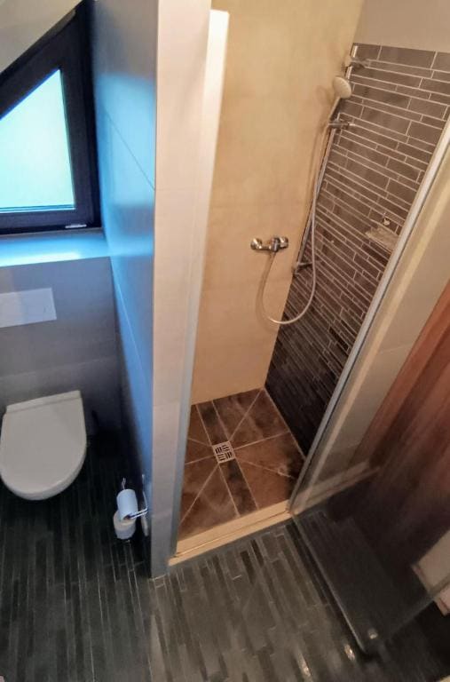 Deluxe Double Room with Shower room - Image 2