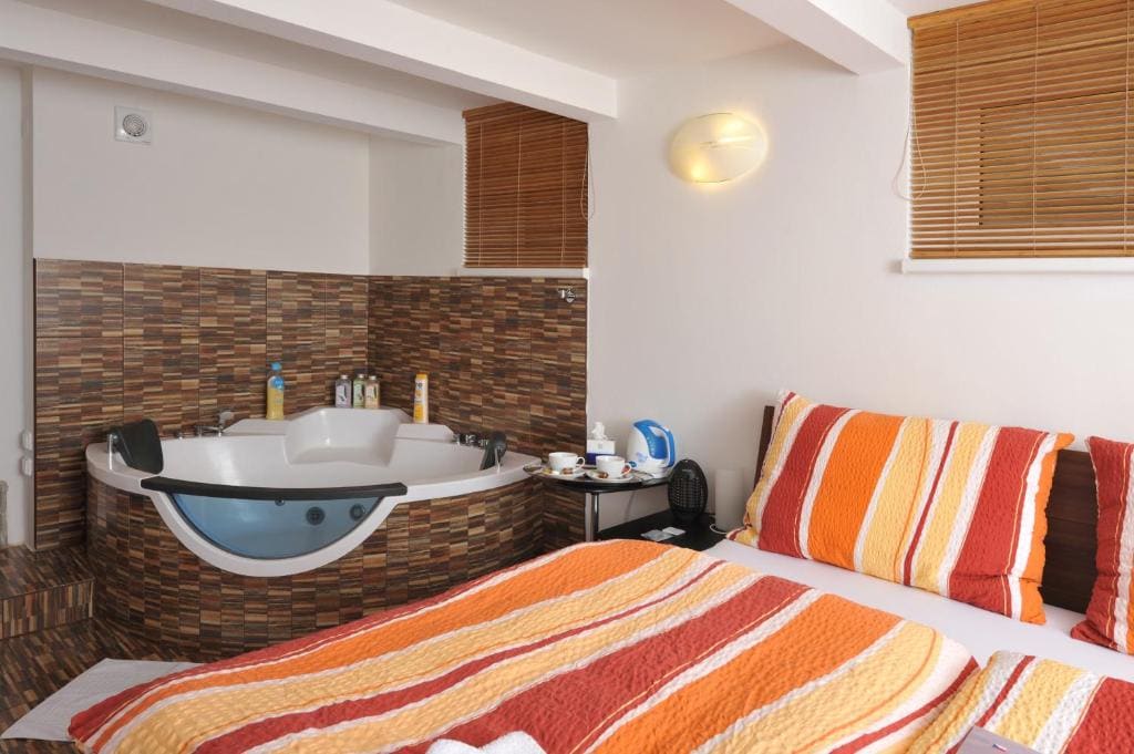 Superior Double Room with Spa Bath and Sauna room - Image 2