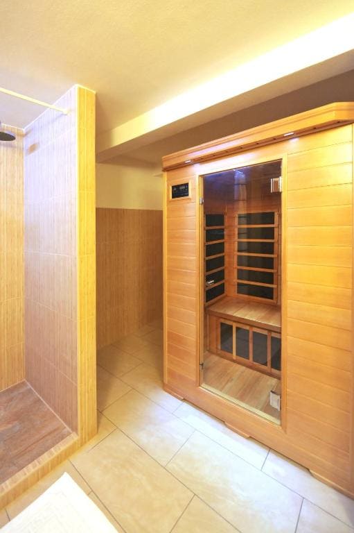 Superior Double Room with Spa Bath and Sauna room - Image 3