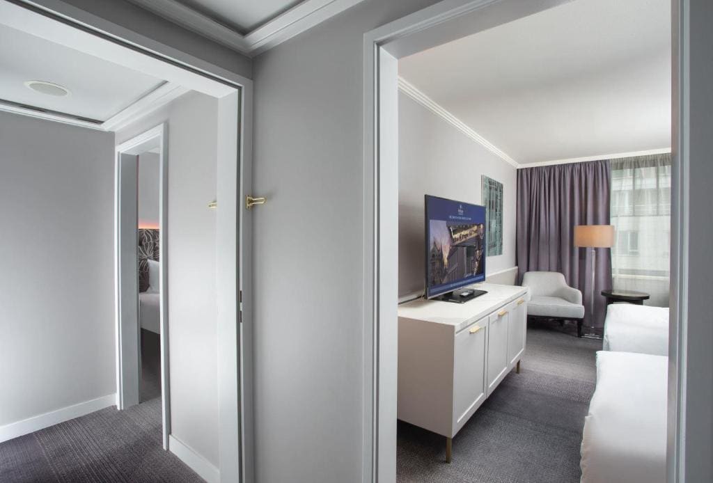 Connecting Family Room room - Image 1