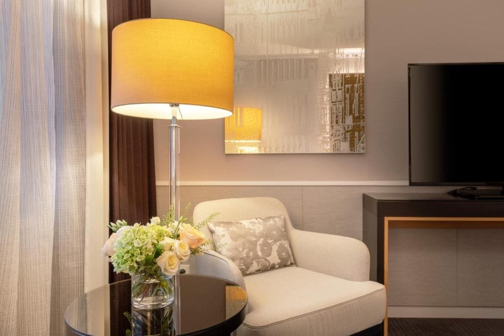 Deluxe King Room with City View room - Image 2
