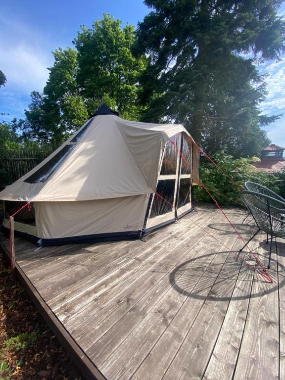 Tent room - Image 1