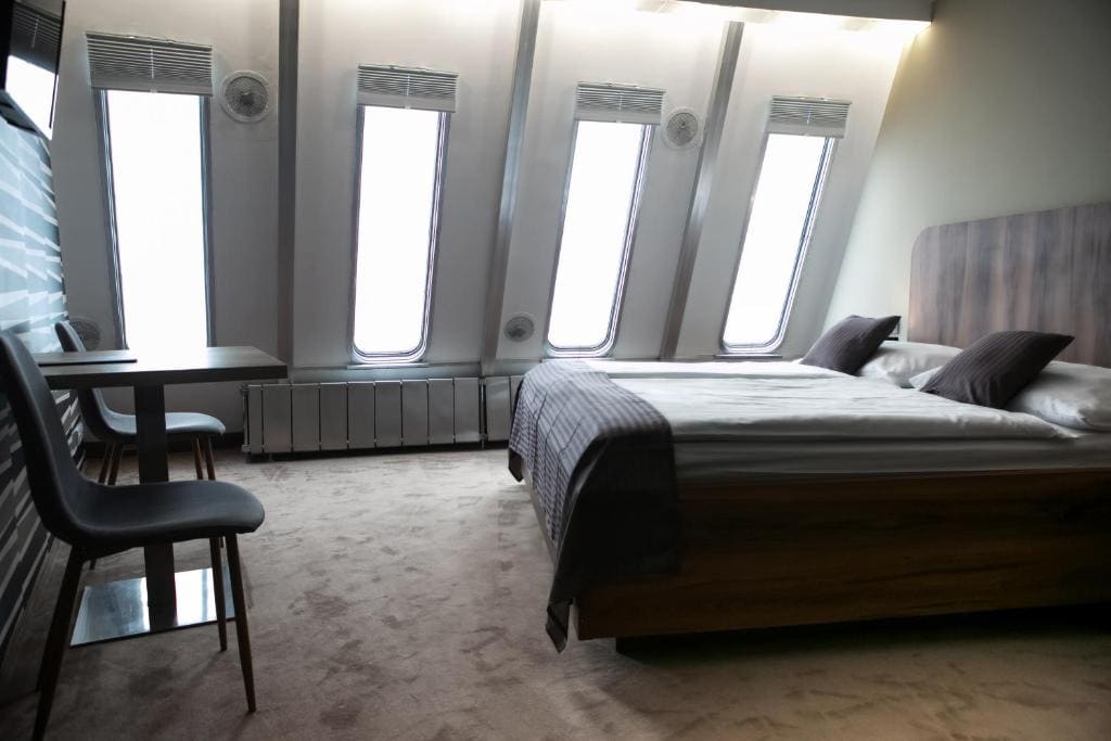 Economy Double Room with Shared Bathroom room - Image 2