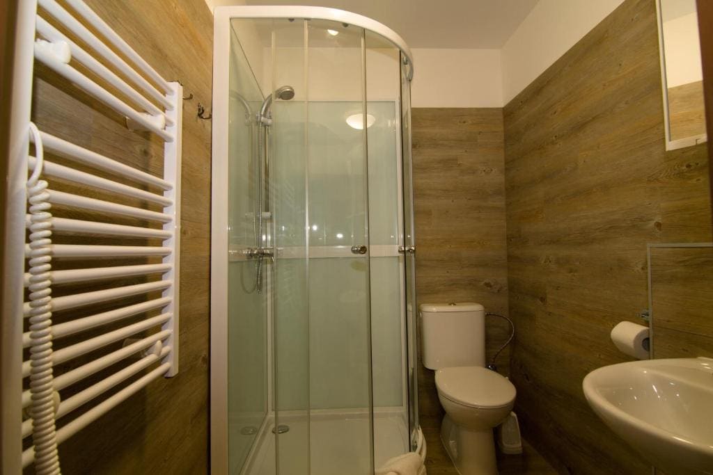 Family Room with Bathroom room - Image 1