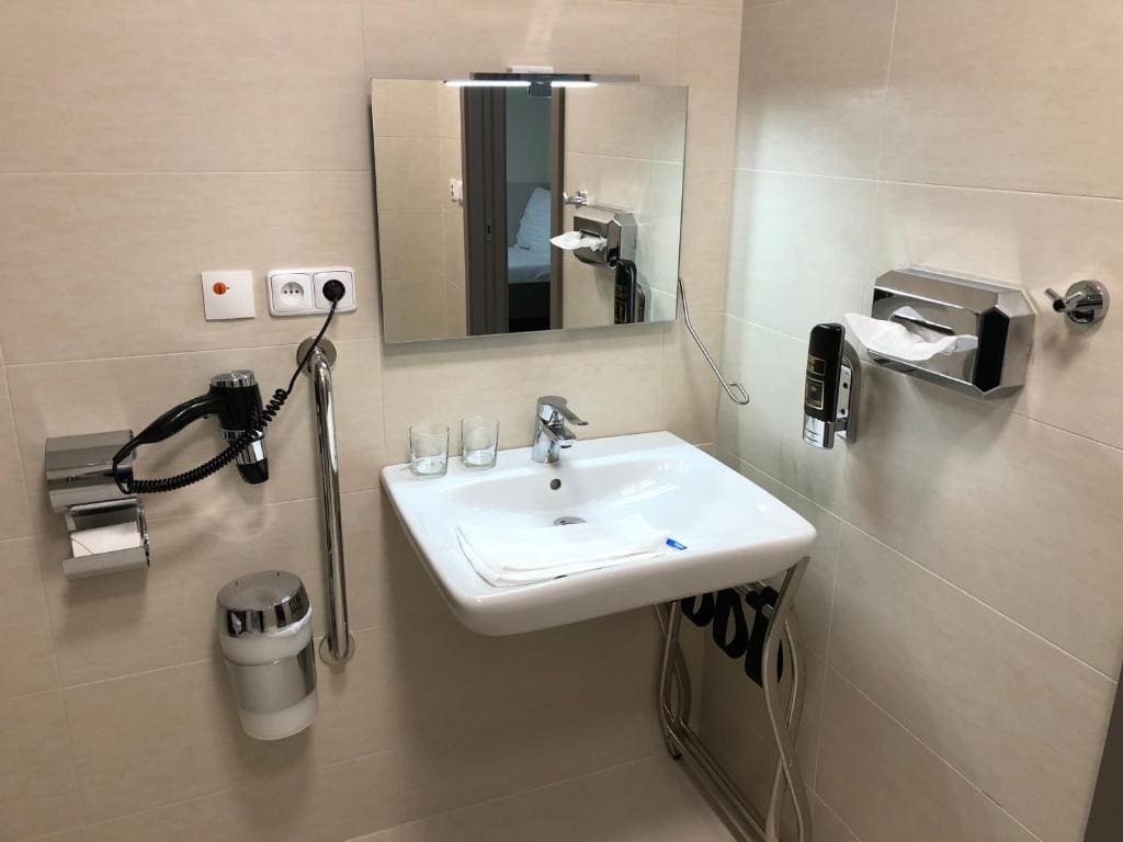 Twin Room - Disability Access room - Image 2
