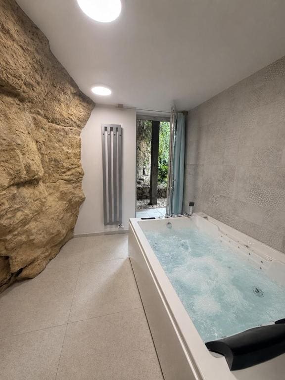 Double Room with Spa Bath room - Image 1