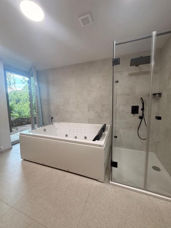 Double Room with Spa Bath room - Image 3