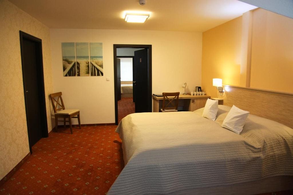 Family Room with Balcony room - Image 3