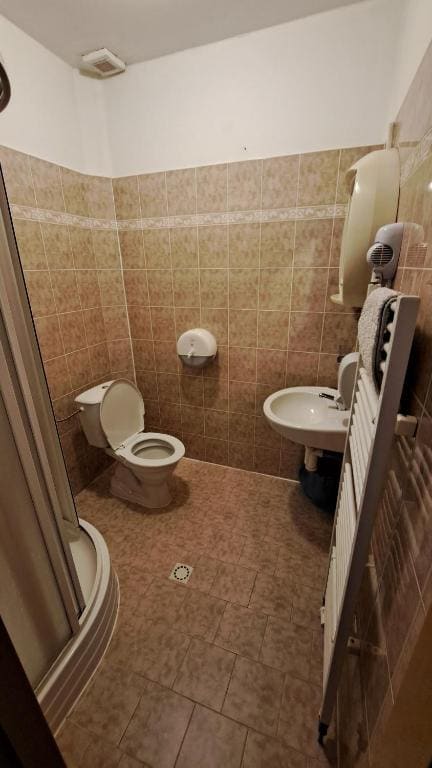 Triple Room with Private Bathroom room - Image 1
