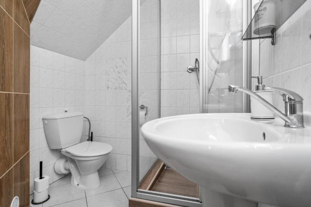 Family Room with Private Bathroom room - Image 1