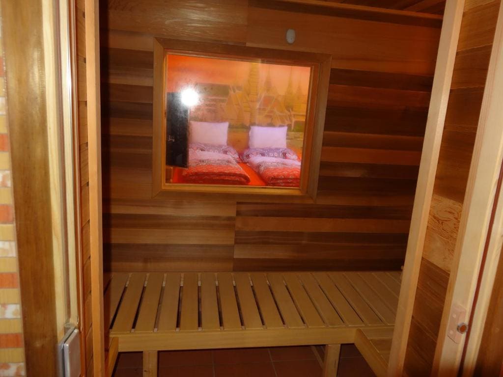 Deluxe Suite with Spa Bath room - Image 2