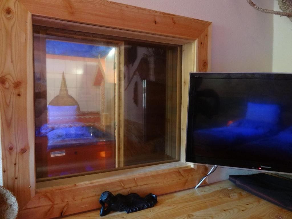 Deluxe Suite with Spa Bath room - Image 3